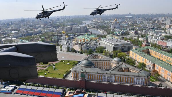 Многоцелевые вертолёты Ми-8 на репетиции воздушной части парада Победы в Москве Многоцелевые вертолёты Ми-8 на репетиции воздушной части парада Победы в Москве