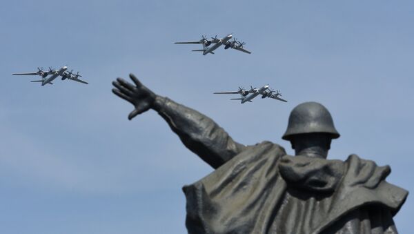 Стратегические бомбардировщики-ракетоносцы Ту-95МС на репетиции воздушной части парада Победы в Москве Стратегические бомбардировщики-ракетоносцы Ту-95МС на репетиции воздушной части парада Победы в Москве