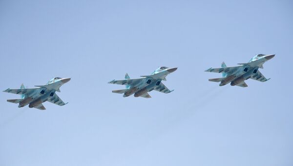 Истребители-бомбардировщики СУ-34 на репетиции воздушной части парада Победы в Москве. Истребители-бомбардировщики СУ-34 на репетиции воздушной части парада Победы в Москве.