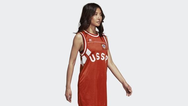 Девушка в майке с надписью USSR компании Adidas Девушка в майке с надписью USSR компании Adidas