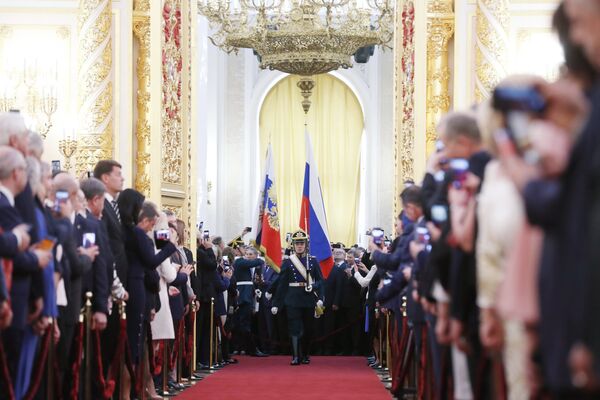 Солдаты Президентского полка вносят штандарт президента РФ и государственный флаг РФ на церемонии инаугурации президента РФ Владимира Путина. 7 мая 2018 Солдаты Президентского полка вносят штандарт президента РФ и государственный флаг РФ на церемонии инаугурации президента РФ Владимира Путина. 7 мая 2018