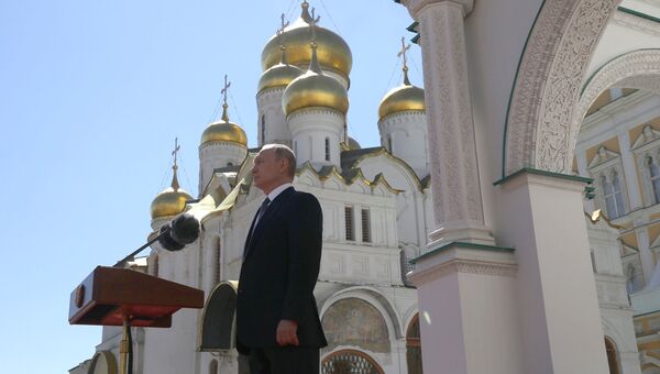 Избранный президент РФ Владимир Путин принимает парад Президентского полка на Соборной площади Московского Кремля Избранный президент РФ Владимир Путин принимает парад Президентского полка на Соборной площади Московского Кремля