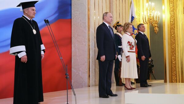 Избранный президент РФ Владимир Путин во время церемонии инаугурации в Кремле. 7 мая 2018 Избранный президент РФ Владимир Путин во время церемонии инаугурации в Кремле. 7 мая 2018