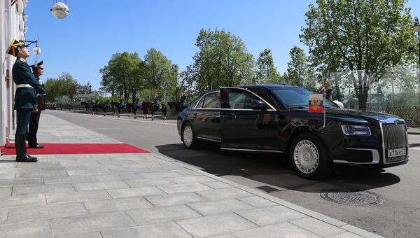 Автомобиль Aurus, на котором избранный президент России Владимир Путин прибыл на церемонию инаугурации в Большой Кремлевский дворец Автомобиль Aurus, на котором избранный президент России Владимир Путин прибыл на церемонию инаугурации в Большой Кремлевский дворец