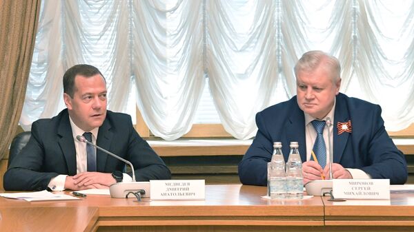 Исполняющий обязанности председателя правительства РФ Дмитрий Медведев и председатель партии Справедливая Россия Сергей Миронов во время встречи. 8 мая 2018 Исполняющий обязанности председателя правительства РФ Дмитрий Медведев и председатель партии Справедливая Россия Сергей Миронов во время встречи. 8 мая 2018