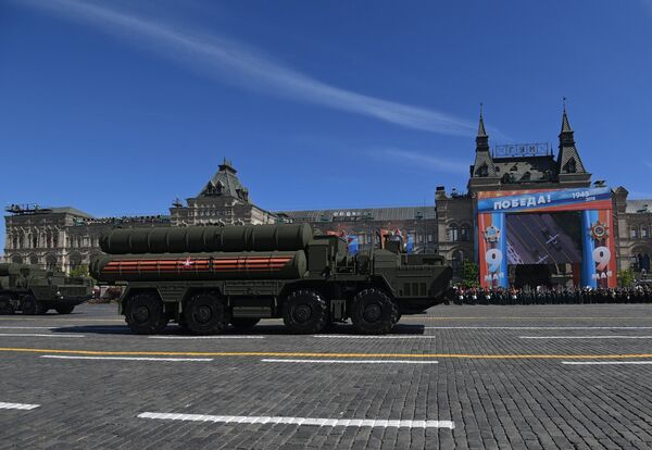 Транспортно-пусковая установка зенитного ракетного комплекса С-400 Триумф на военном параде, посвященном 73-й годовщине Победы в ВОВ Транспортно-пусковая установка зенитного ракетного комплекса С-400 Триумф на военном параде, посвященном 73-й годовщине Победы в ВОВ
