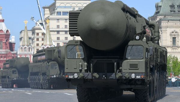 Транспортно-пусковой контейнер комплекса РС-24 Ярс на военном параде, посвященном 73-й годовщине Победы в ВОВ Транспортно-пусковой контейнер комплекса РС-24 Ярс на военном параде, посвященном 73-й годовщине Победы в ВОВ