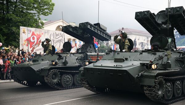 Зенитно-ракетный комплекс Стрела-10 на военном параде в Новороссийске, посвященном 73-й годовщине Победы в Великой Отечественной войне Зенитно-ракетный комплекс Стрела-10 на военном параде в Новороссийске, посвященном 73-й годовщине Победы в Великой Отечественной войне