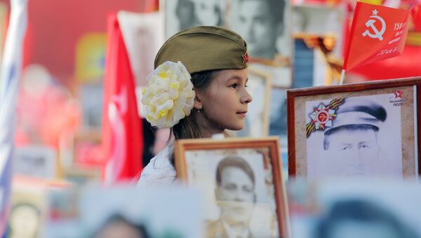 Девочка на акции Бессмертный полк в Москве Девочка на акции Бессмертный полк в Москве