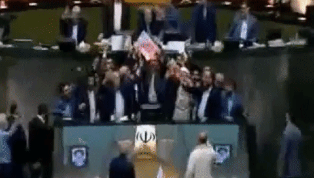 Сожжение флага США в парламенте Ирана. 9 мая 2018 Сожжение флага США в парламенте Ирана. 9 мая 2018