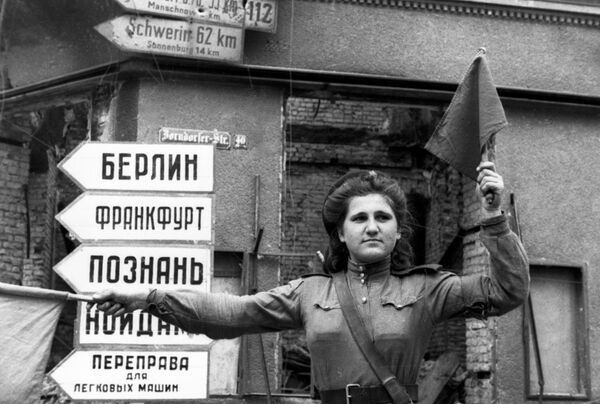 Советская регулировщица у крепости Кюстрин Советская регулировщица у крепости Кюстрин