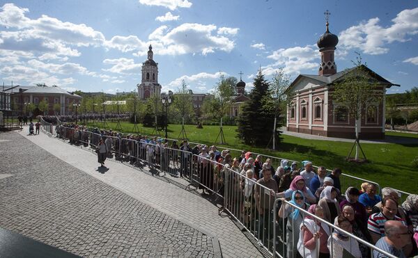 Очередь к мощам святителя Луки Крымского в Донском монастыре Москвы Очередь к мощам святителя Луки Крымского в Донском монастыре Москвы