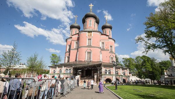 Очередь к мощам святителя Луки Крымского в Донском монастыре Москвы Очередь к мощам святителя Луки Крымского в Донском монастыре Москвы