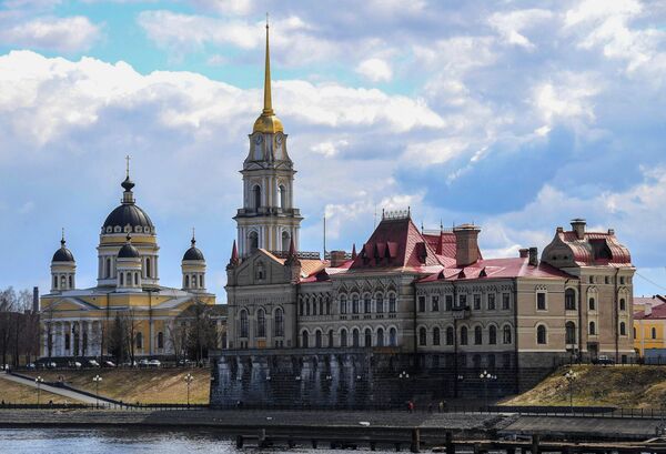 Речной порт и Спасо-Преображенский кафедральный собор в городе Рыбинске Ярославской области Речной порт и Спасо-Преображенский кафедральный собор в городе Рыбинске Ярославской области