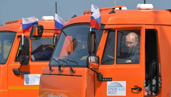 Президент РФ Владимир Путин садится за руль автомобиля Камаз во время проезда колонны строительной техники по автодорожной части Крымского моста. 15 мая 2018 Президент РФ Владимир Путин садится за руль автомобиля Камаз во время проезда колонны строительной техники по автодорожной части Крымского моста. 15 мая 2018