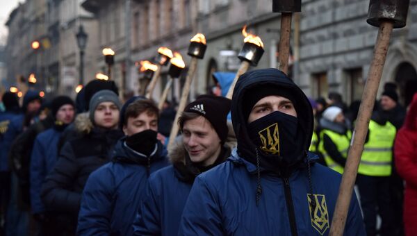 Участники факельного шествия активистов праворадикальных организаций, приуроченного ко дню гибели главнокомандующего УПА Романа Шухевича 5 марта 1950 года Участники факельного шествия активистов праворадикальных организаций, приуроченного ко дню гибели главнокомандующего УПА Романа Шухевича 5 марта 1950 года