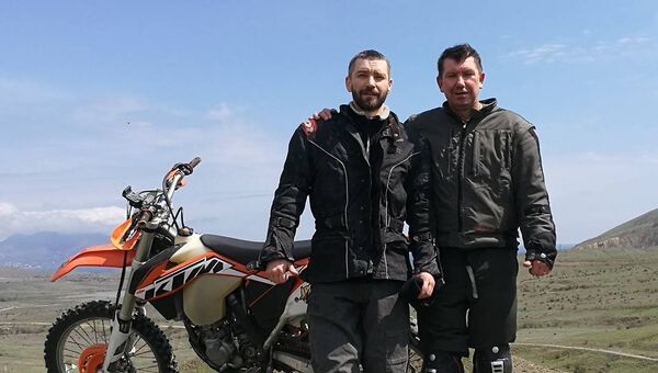 Солисты рок-группы Uma2rman Владимир и Сергей Кристовские на отдыхе в Крыму Солисты рок-группы Uma2rman Владимир и Сергей Кристовские на отдыхе в Крыму