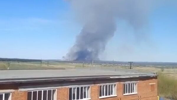 Очевидцы сняли на видео столб дыма от взрывов снарядов в Пугачево Очевидцы сняли на видео столб дыма от взрывов снарядов в Пугачево