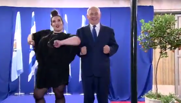 Стоп-кадр с видео, где премьер-министр Израиля Биньямин Нетаньяху исполняет танец курочки вместе с победительницей Евровидения Неттой Барзилай. 17 мая 2018 Стоп-кадр с видео, где премьер-министр Израиля Биньямин Нетаньяху исполняет танец курочки вместе с победительницей Евровидения Неттой Барзилай. 17 мая 2018