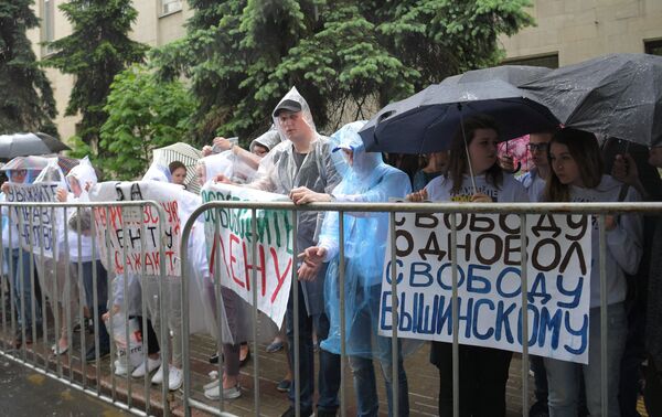 Акция у здания посольства Украины в Москве в поддержку журналиста Кирилла Вышинского. 18 мая 2018 Акция у здания посольства Украины в Москве в поддержку журналиста Кирилла Вышинского. 18 мая 2018
