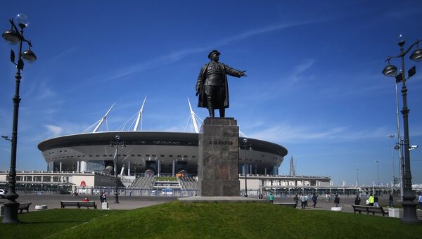 Стадион Санкт-Петербург, где пройдут матчи чемпионата мира по футболу 2018. На первом плане - памятник Сергею Кирову Стадион Санкт-Петербург, где пройдут матчи чемпионата мира по футболу 2018. На первом плане - памятник Сергею Кирову