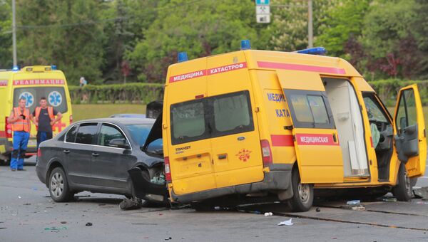 Место столкновения 7 автомобилей на Кутузовском проспекте в Москве. 22 мая 2018 Место столкновения 7 автомобилей на Кутузовском проспекте в Москве. 22 мая 2018