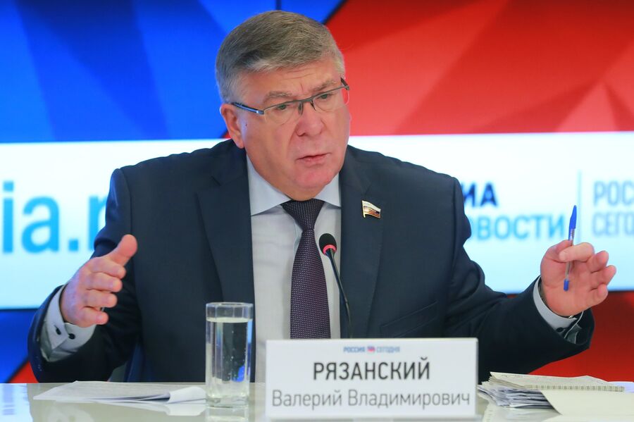 Председатель комитета Совета Федерации по социальной политике Валерий Рязанский на пресс-конференции в ММПЦ МИА Россия сегодня. 22 мая 2018 Председатель комитета Совета Федерации по социальной политике Валерий Рязанский на пресс-конференции в ММПЦ МИА Россия сегодня. 22 мая 2018