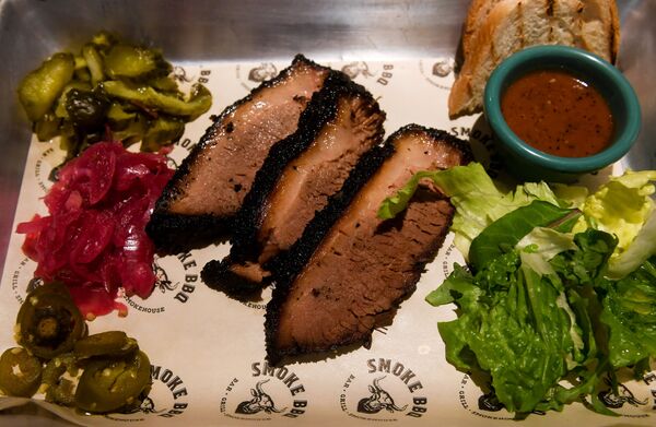 Фирменное блюдо Техасский брискет в ресторане Smoke BBQ в Санкт-Петербурге Фирменное блюдо Техасский брискет в ресторане Smoke BBQ в Санкт-Петербурге