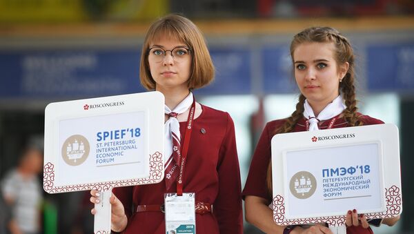 Волонтеры встречают участников Петербургского международного экономического форума на Московском вокзал в Санкт-Петербурге Волонтеры встречают участников Петербургского международного экономического форума на Московском вокзал в Санкт-Петербурге