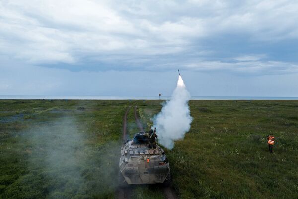 Военнослужащий стреляет из переносного зенитного ракетного комплекса Игла на всеармейском конкурсе Чистое небо-2018 Военнослужащий стреляет из переносного зенитного ракетного комплекса Игла на всеармейском конкурсе Чистое небо-2018