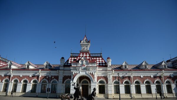 Площадь перед зданием Старого вокзала в Екатеринбурге. Площадь перед зданием Старого вокзала в Екатеринбурге.