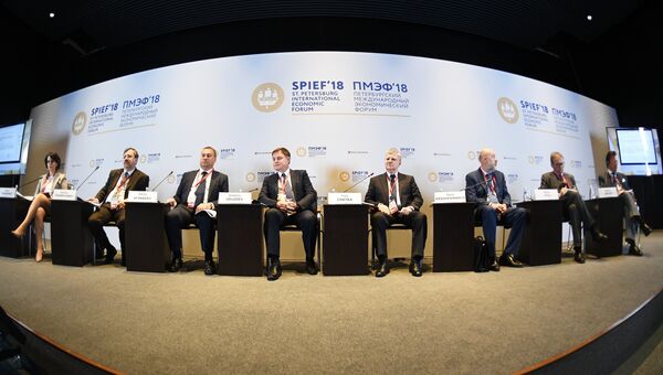 Участники во время панельной дискуссии Конкурентоспособность российской юрисдикции – путь к экономике доверия через улучшение правовой среды для бизнеса в рамках Петербургского международного экономического форума Участники во время панельной дискуссии Конкурентоспособность российской юрисдикции – путь к экономике доверия через улучшение правовой среды для бизнеса в рамках Петербургского международного экономического форума