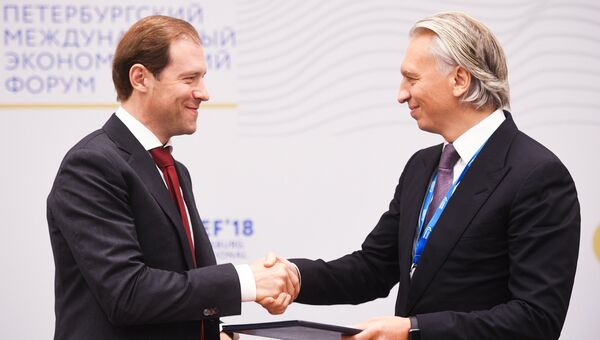 Денис Мантуров и Александр Дюков во время подписания меморандума на Петербургском международном экономическом форуме. 25 мая 2018 Денис Мантуров и Александр Дюков во время подписания меморандума на Петербургском международном экономическом форуме. 25 мая 2018
