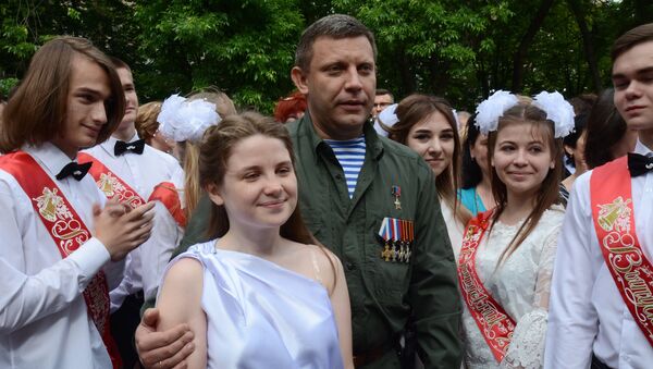 Глава Донецкой народной республики Александр Захарченко с выпускниками лицея Интеллект в Донецке во время празднования последнего звонка Глава Донецкой народной республики Александр Захарченко с выпускниками лицея Интеллект в Донецке во время празднования последнего звонка