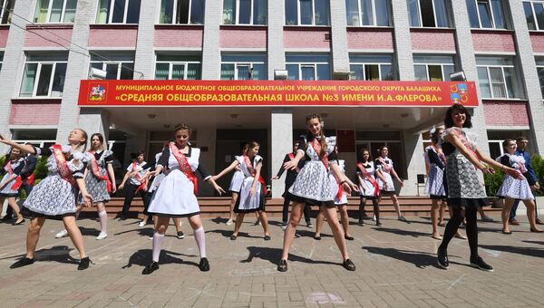 Выпускники средней образовательной школы №3 в подмосковной Балашихе во время празднования последнего звонка Выпускники средней образовательной школы №3 в подмосковной Балашихе во время празднования последнего звонка