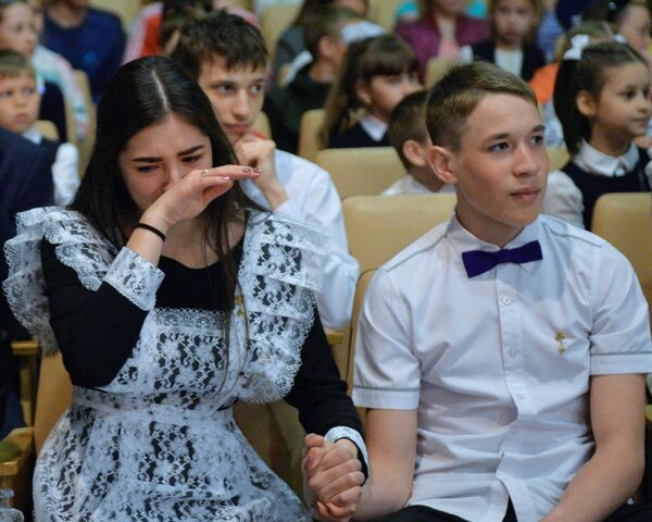 Выпускники во время празднования последнего звонка в общеобразовательной школе поселка Калиново в Свердловской области Выпускники во время празднования последнего звонка в общеобразовательной школе поселка Калиново в Свердловской области