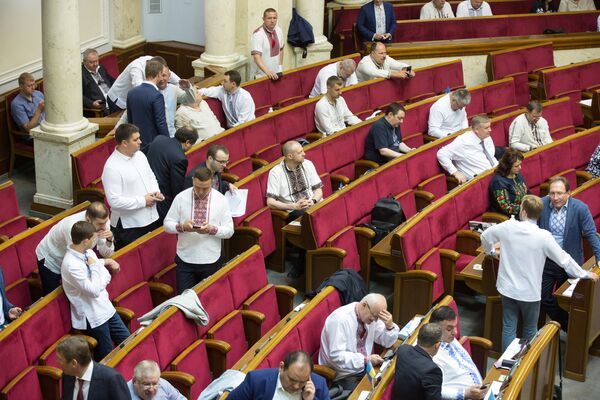 Депутаты, одетые в традиционную украинскую одежду на заседании Верховной рады Украины. 17 мая 2018 Депутаты, одетые в традиционную украинскую одежду на заседании Верховной рады Украины. 17 мая 2018