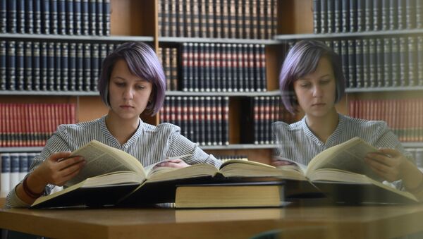 Девушка читает книгу. Архивное фото Девушка читает книгу. Архивное фото