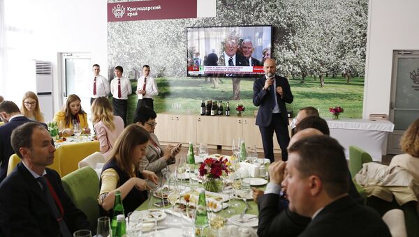 Помимо презентации края на внешних рынках, создание единого символа позволит решить внутренние задачи - собрать в единую стилистическую структуру все символы органов исполнительной власти Помимо презентации края на внешних рынках, создание единого символа позволит решить внутренние задачи - собрать в единую стилистическую структуру все символы органов исполнительной власти