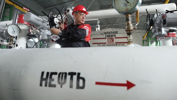 Добыча нефти в городах Ханты-Мансийского автономного округа. Архивное фото Добыча нефти в городах Ханты-Мансийского автономного округа. Архивное фото