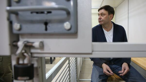 Руководитель портала РИА Новости Украина Кирилл Вышинский во время рассмотрения апелляции на арест в Херсонском зале суда. Архивное фото Руководитель портала РИА Новости Украина Кирилл Вышинский во время рассмотрения апелляции на арест в Херсонском зале суда. Архивное фото