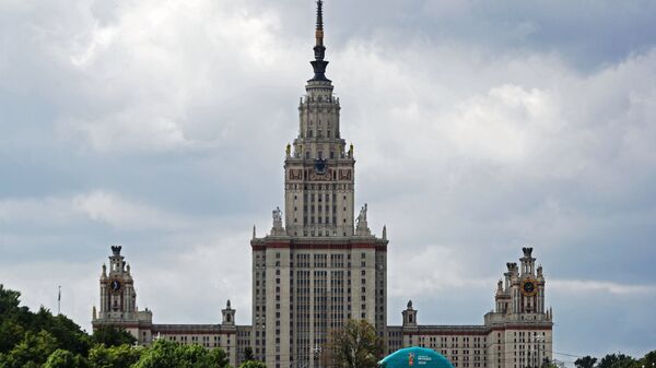 Вид на главное здание Московского государственного университета имени М. В. Ломоносова