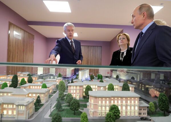 Владимир Путин во время посещения Морозовской детской городской клинической больницы. 1 июня 2018 Владимир Путин во время посещения Морозовской детской городской клинической больницы. 1 июня 2018