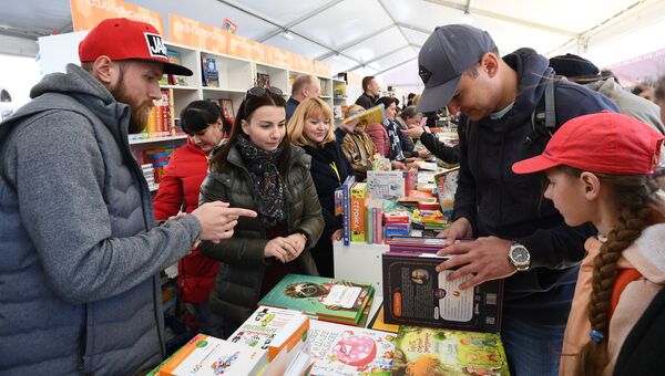 Посетители на книжном фестивале Красная площадь в Москве. 1 июня 2018 Посетители на книжном фестивале Красная площадь в Москве. 1 июня 2018