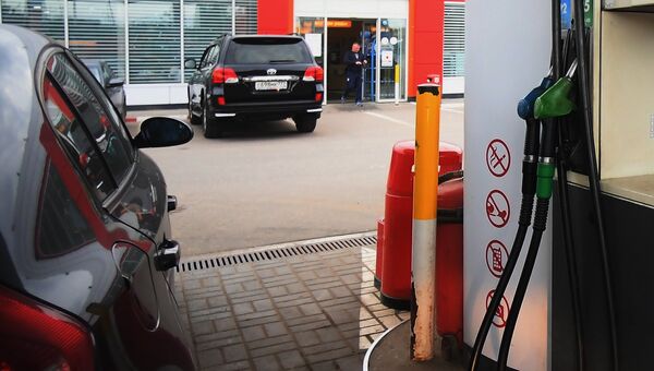 Автомобили на автозаправочной станции. Архивное фото Автомобили на автозаправочной станции. Архивное фото
