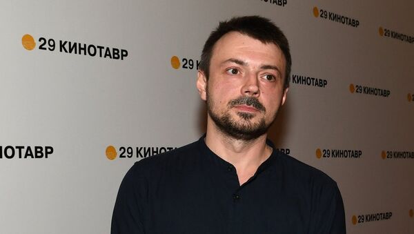 Режиссер Денис Шабаев перед показом своего фильма Мира в рамках 29-го Открытого Российского кинофестиваля Кинотавр в Сочи Режиссер Денис Шабаев перед показом своего фильма Мира в рамках 29-го Открытого Российского кинофестиваля Кинотавр в Сочи