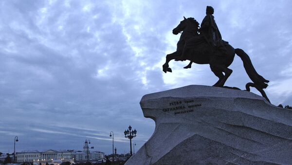Памятник Петру Первому Медный всадник на Сенатской площади в Санкт-Петербурге. Архивное фото Памятник Петру Первому Медный всадник на Сенатской площади в Санкт-Петербурге. Архивное фото
