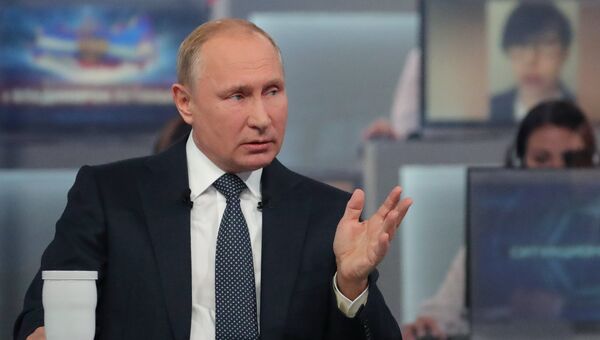 Президент РФ Владимир Путин отвечает на вопросы россиян во время ежегодной специальной программы Прямая линия с Владимиром Путиным. 7 июня 2018 Президент РФ Владимир Путин отвечает на вопросы россиян во время ежегодной специальной программы Прямая линия с Владимиром Путиным. 7 июня 2018