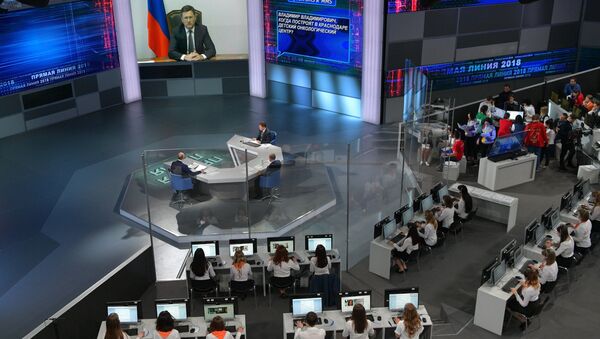 Президент РФ Владимир Путин отвечает на вопросы россиян во время ежегодной специальной программы Прямая линия с Владимиром Путиным. 7 июня 2018 Президент РФ Владимир Путин отвечает на вопросы россиян во время ежегодной специальной программы Прямая линия с Владимиром Путиным. 7 июня 2018