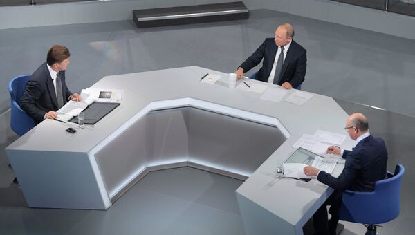 Президент РФ Владимир Путин отвечает на вопросы россиян во время ежегодной специальной программы Прямая линия с Владимиром Путиным. 7 июня 2018 Президент РФ Владимир Путин отвечает на вопросы россиян во время ежегодной специальной программы Прямая линия с Владимиром Путиным. 7 июня 2018